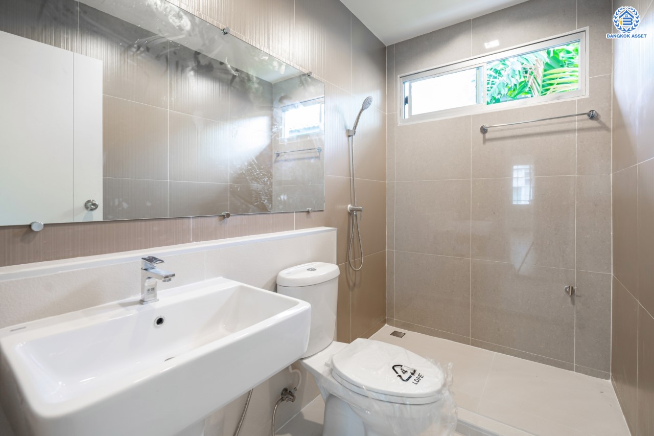 บ้านมือสองตกแต่งใหม่ แบรนด์สุดหรู L&H ม.มัณฑนา แจ้งวัฒนะ-ราชพฤกษ์ เนื้อที่ 55.3 ตร.ว. ฟังก์ชัน 3 ห้องนอน 3 ห้องน้ำ จอดรถได้ 2 คัน บรรยากาศ Private พร้อม Facilities ครบครัน! บนทำเลโซนเมือง เชื่อมต่อทุกการเดินทาง ใกล้เซ็นทรัลแจ้งวัฒนะ, เมืองทองธานี, ทางด่วน และรถไฟฟ้าสายสีม่วง "สถานีบางรักน้อยท่าอิฐ"